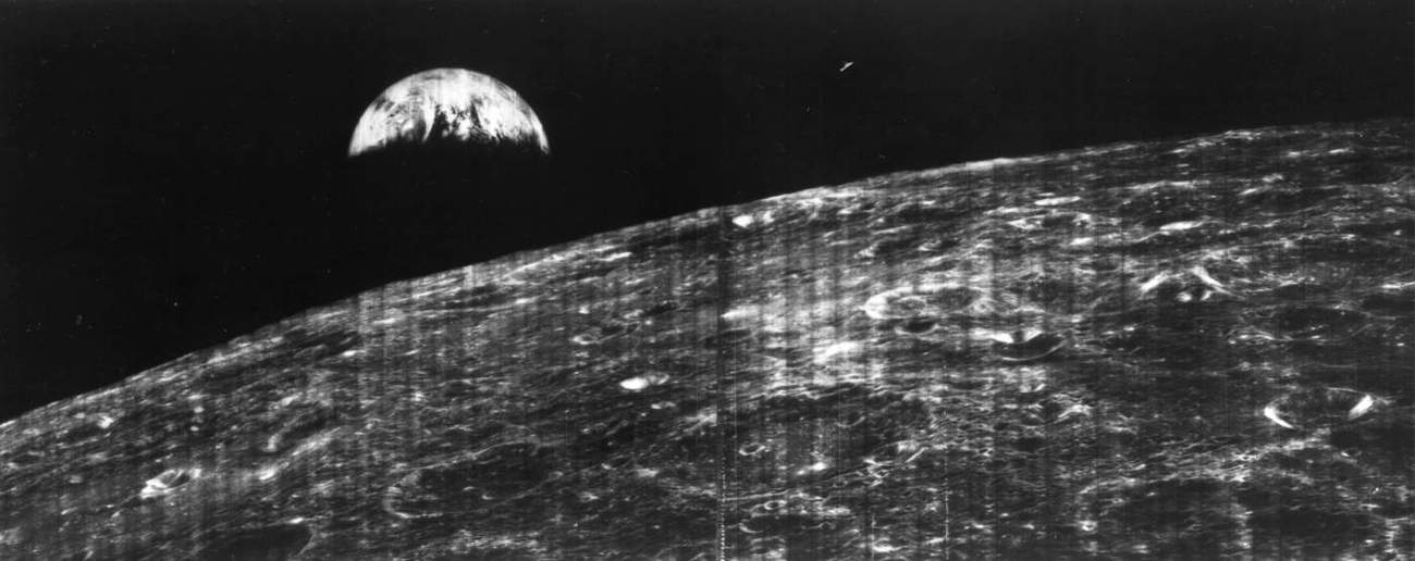 ფოტო, რომელიც Lunar Orbiter 1-მა მთვარიდან გადაიღო