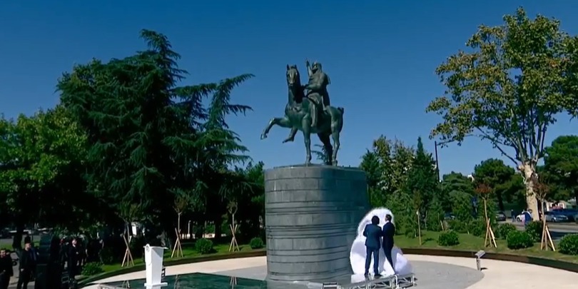 ერეკლე მეორეს ძეგლი