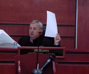 IPN: მოსამართლე ვლადიმერ ხუჭუამ რამდენიმე ადმინისტრაციულ საქმის წარმოება შეაჩერა და საკონსტიტუციო სასამართლოს მიმართა